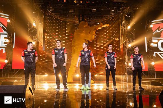 一加15性能Ultra旗舰手机正式发布起售价3999元